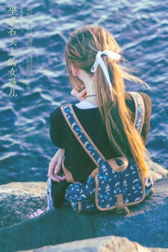 坐在石头上的女孩儿